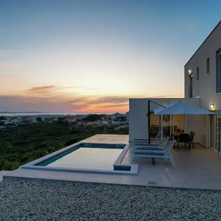 Vila Adriana Vila *