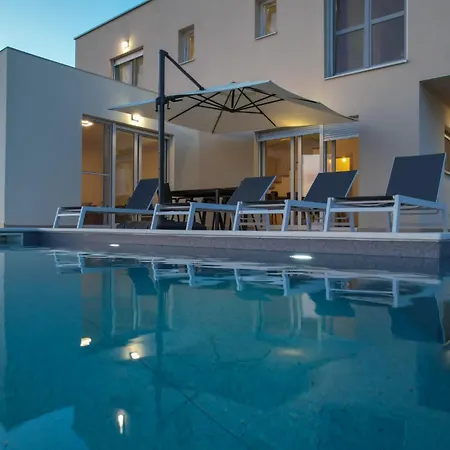 Vila Adriana Vila *